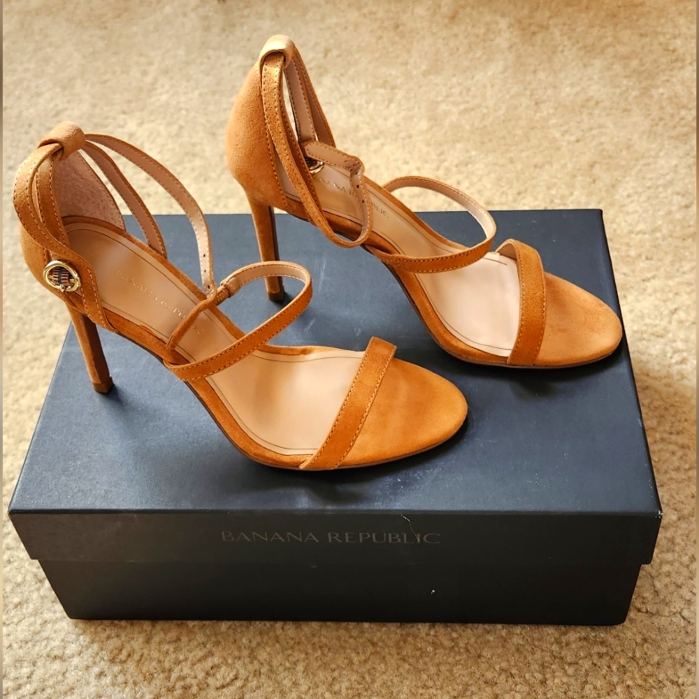 Banana Republic Tan Camel Suede Sandals